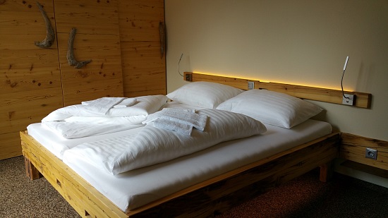 Gemütliche Tradition-Schlafzimmer mit viel Holz und indirektem