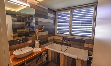 Eines der beiden Badezimmer im SUN Tradition Appartement X-Large