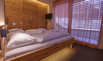 Der Boden in den Tradition Appartements ist aus Steinelementen, die Betten und die Kästen sind aus Holz