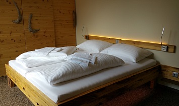 Gemütliche Tradition-Schlafzimmer mit viel Holz und indirekter Beleuchtung