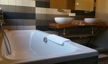 Spacious bath in the bathroom in the Tradition holiday apartments