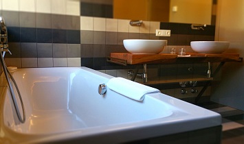 Geräumige Badewanne im Bad der Tradition Ferienwohnungen