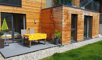 Terrasse mit Garten im Tradition-Appartement Medium