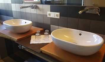 Zwei Waschbecken auf Holzplatten geben einen traditionellen Touch